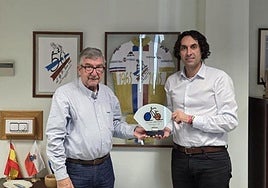 Federico Cobo San Miguel (izquierda), junto al alcalde de El Astillero, Javier Fernández Soberón.