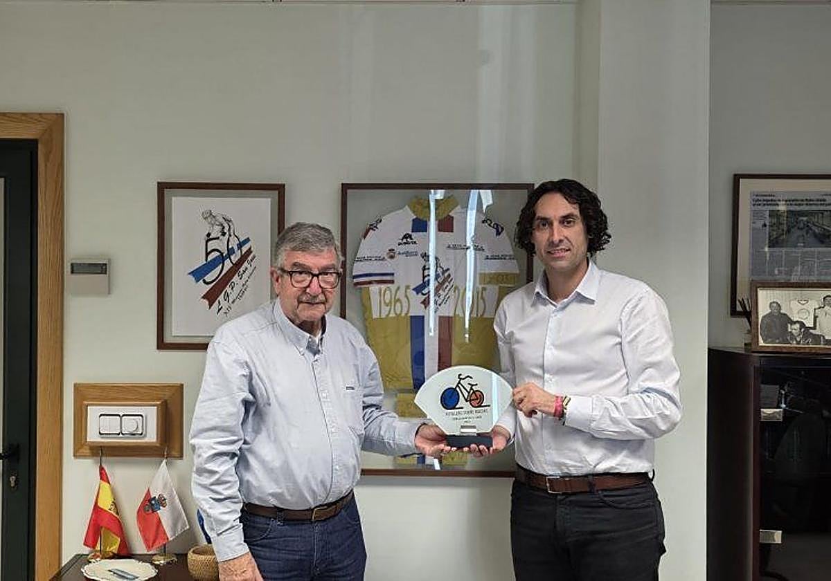 Federico Cobo San Miguel (izquierda), junto al alcalde de El Astillero, Javier Fernández Soberón.