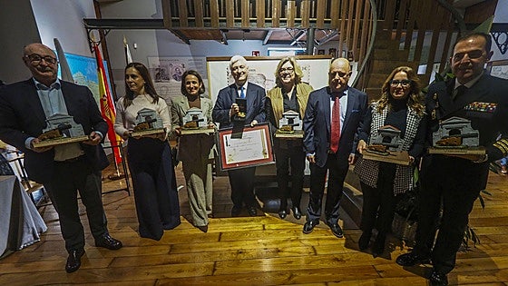 El Museo de Artillería de La Cavada condecora a sus colaboradores