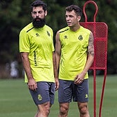 Una pareja con química. Villalibre, a la izquierda, e Íñigo Vicente, en un entrenamiento en La Albericia.