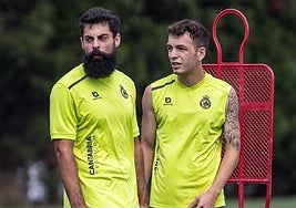 Una pareja con química. Villalibre, a la izquierda, e Íñigo Vicente, en un entrenamiento en La Albericia.