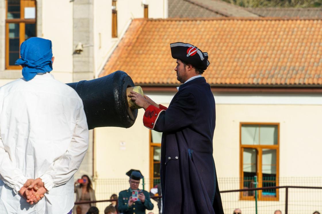 Todo preparado para la salva de honor con el cañón de 48 libras. 