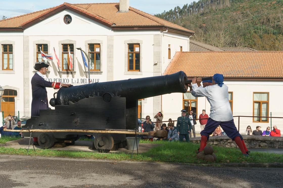 Cargando el cañón ante un público que espera la deflagración de pólvora.