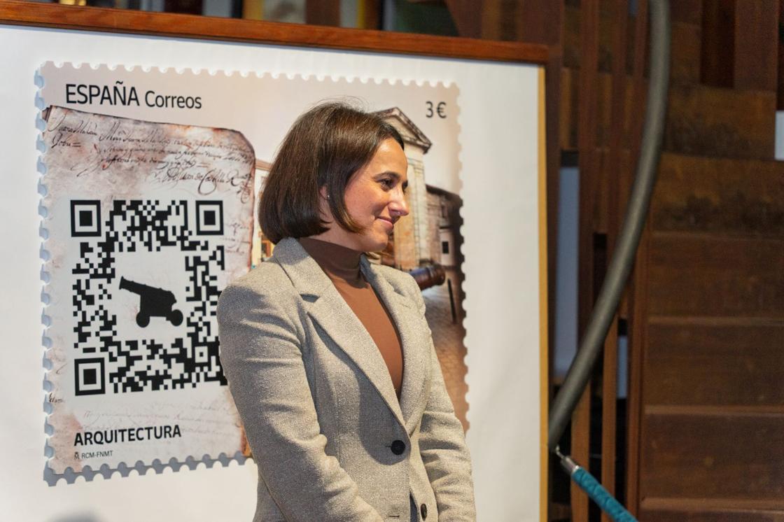 La directora de Filatelia y Relaciones Institucionales de Correos, María Saiz.