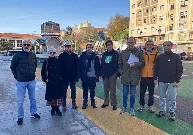 Miembros de la Asamblea Ciudadana Santander Saludable (ACSS) este lunes en el acto convocado en el parque infantil ubicado sobre la estación de autobuses de Santander.