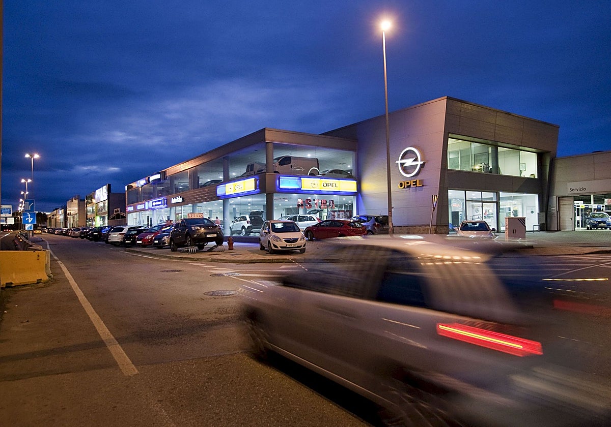 Concesionarios de vehículos en la avenida de Parayas, en Santander.