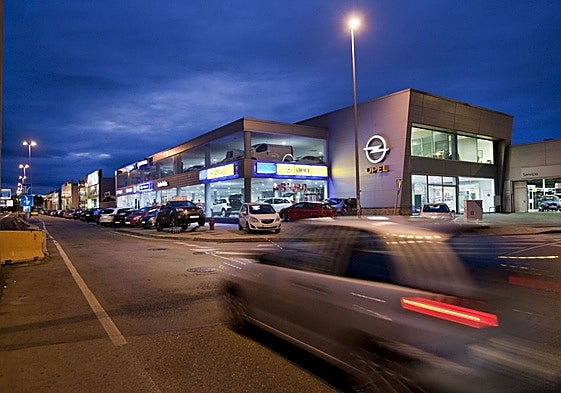 Concesionarios de vehículos en la avenida de Parayas, en Santander.
