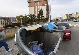 Dos contenedores rotos, de reciclaje de plástico y de cartón, en la zona de Valdenoja.