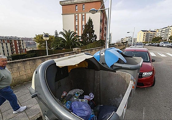 Dos contenedores rotos, de reciclaje de plástico y de cartón, en la zona de Valdenoja.