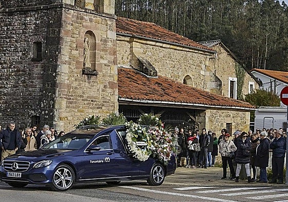 Imagen del funeral por la memoria de Alejandro Fernández en la iglesia San Juan Bautista de Villanueva de la Peña.
