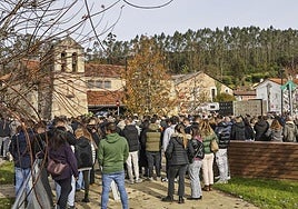 Amigos de Alejandro, en el exterior de la iglesia, que estaba abarrotada durante el funeral.
