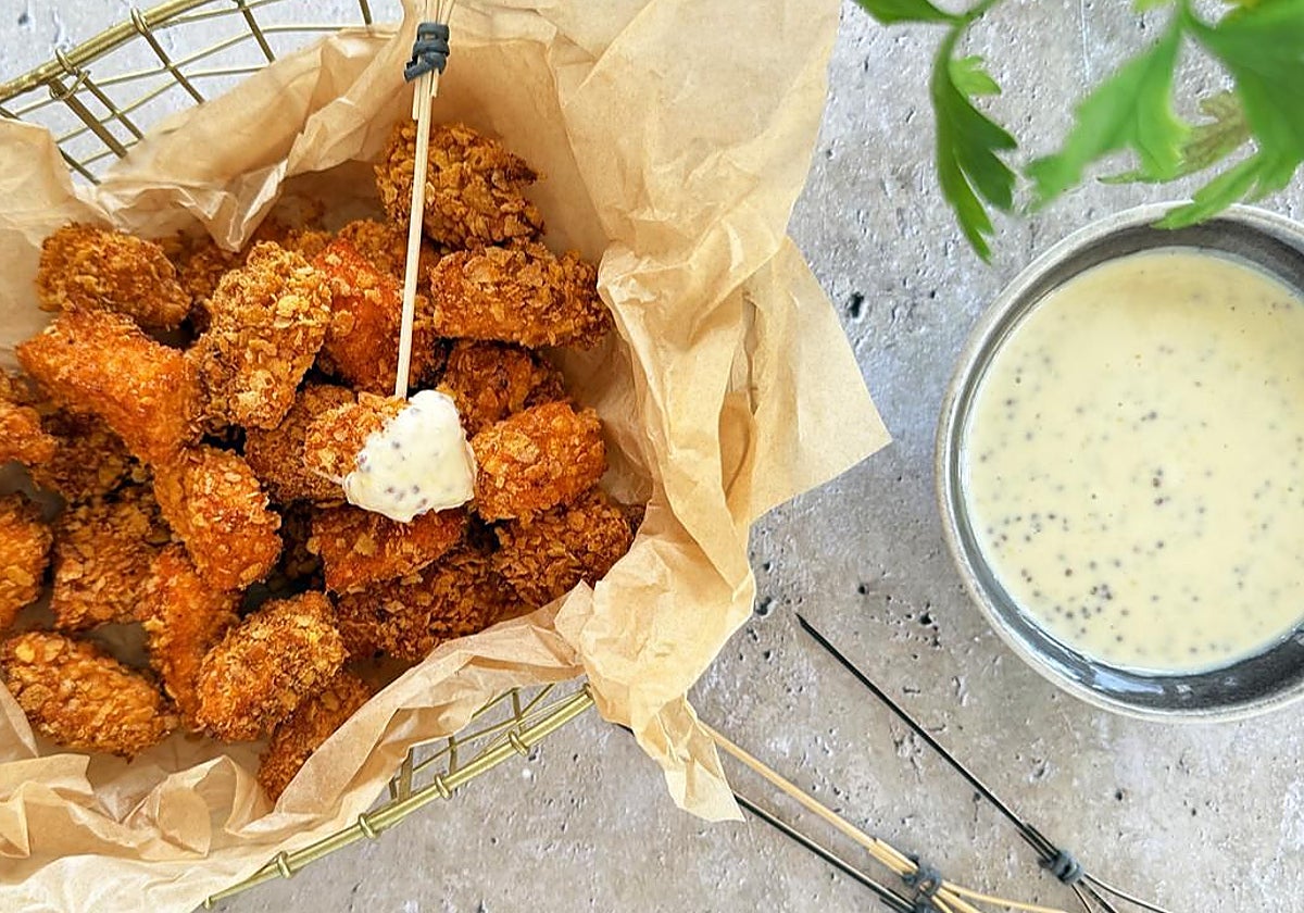 Palomitas de salmón con salsa de mostaza.