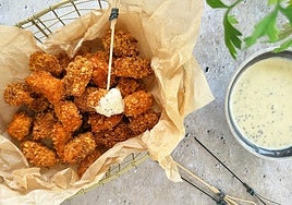 Palomitas de salmón con salsa de mostaza.