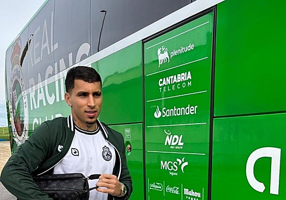Gustavo Puerta, a punto de subir al autobús del equipo.