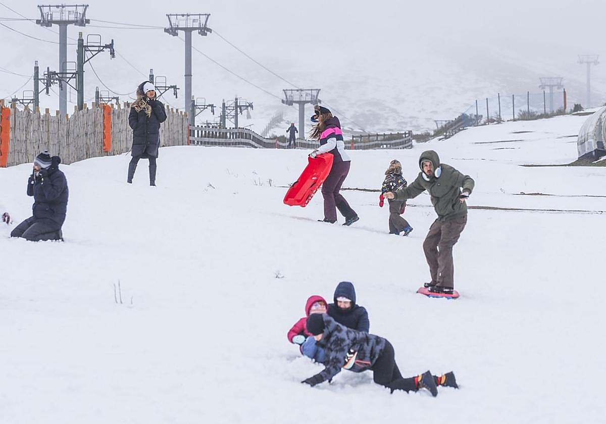 Unos niños y sus familias juegan en Alto Campoo durante el pasado mes de febrero de 2024