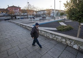 Un vecino pasea junto a la plaza pública de Alberto Pico, en el Barrio Pesquero, que será reformada.