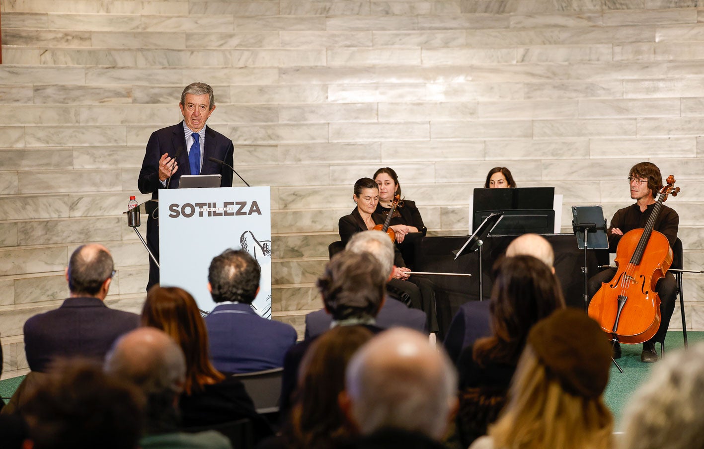 El presidente de Editorial Cantabria, Luis Revenga, se dirige a los asistentes.