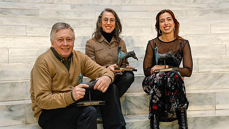 Juan Riancho, Vicky Uslé y Marina Iñesta con los galardones en la mano.
