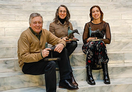 Juan Riancho, Vicky Uslé y Marina Iñesta con los galardones en la mano.