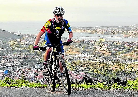 Un ciclista remonta una dura pendiente cerca de Barrionuevo, con el Abra al fondo.