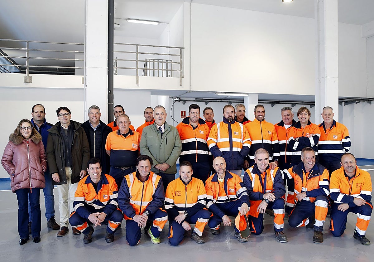 El consejero de Fomento, Roberto Media, en su visita al Parque de Maquinaria del Servicio de Vías y Obras de Herrera de Camargo.