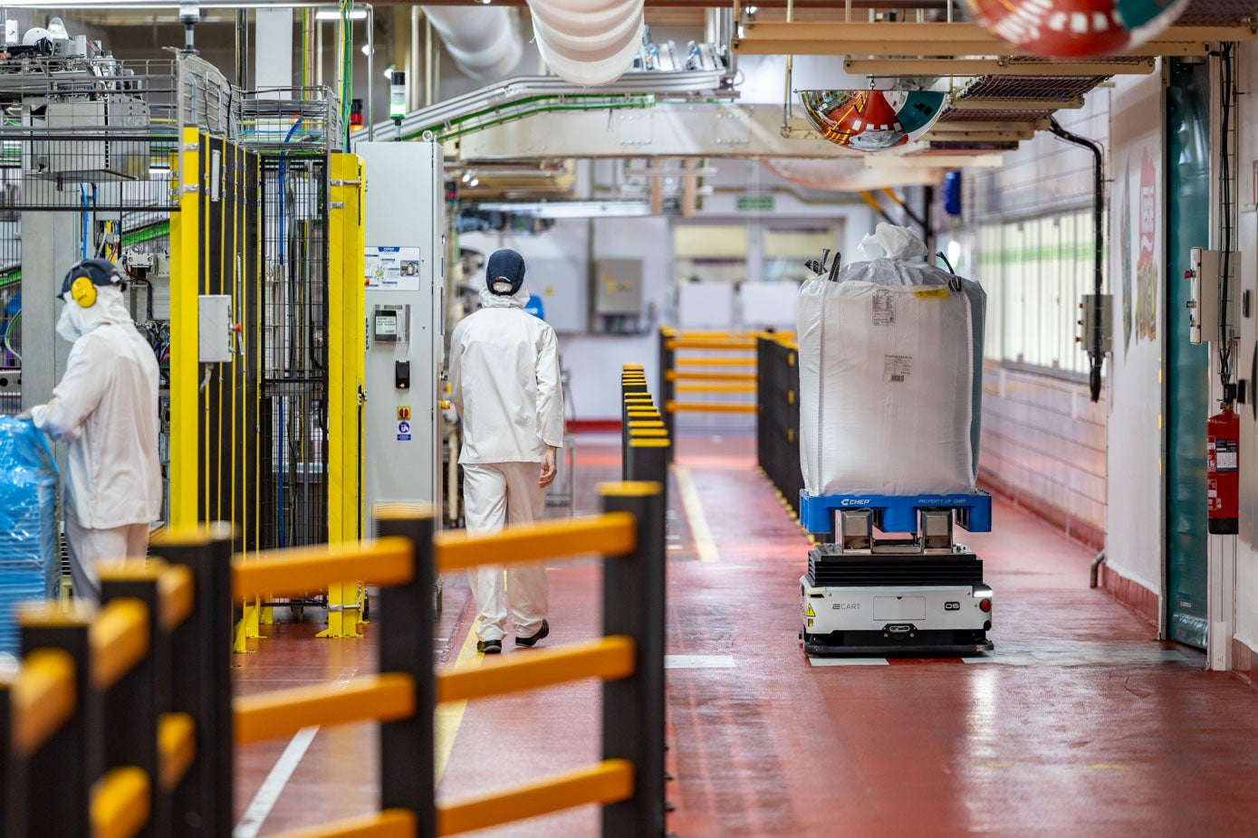 La factoría, que tiene 900 empleados, muchos de ellos hijos e incluso nietos de otros que lo fueron antes, y que trabaja con 69 ganaderos de la comarca.