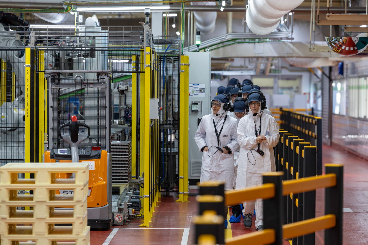 La presidenta en un momento del recorrido por la planta.
