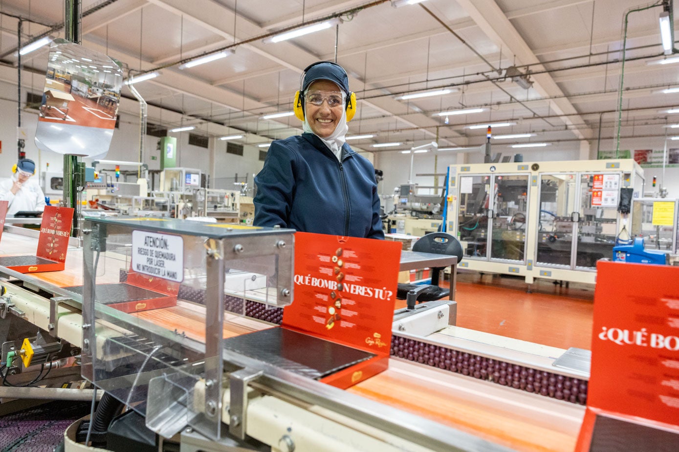 Una empleada junto a una de las famosas 'cajas rojas'.