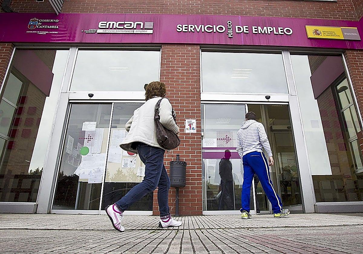 Dos personas acceden a una oficina del servicio cántabro de empleo.