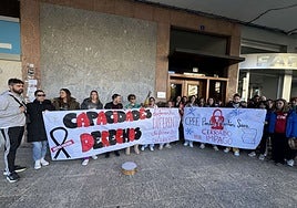 Protesta en los soportales de la calle Marqués de Comillas.