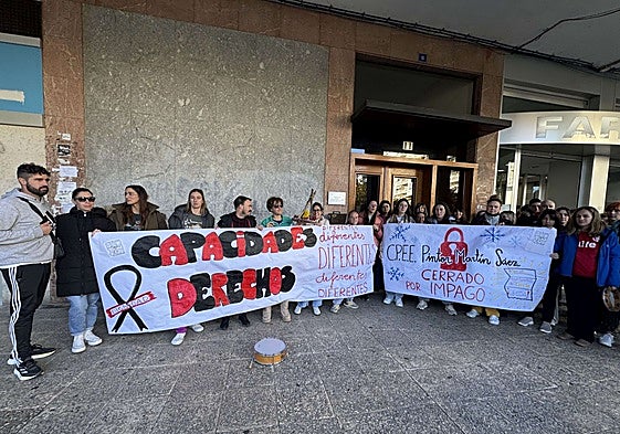 Protesta en los soportales de la calle Marqués de Comillas.