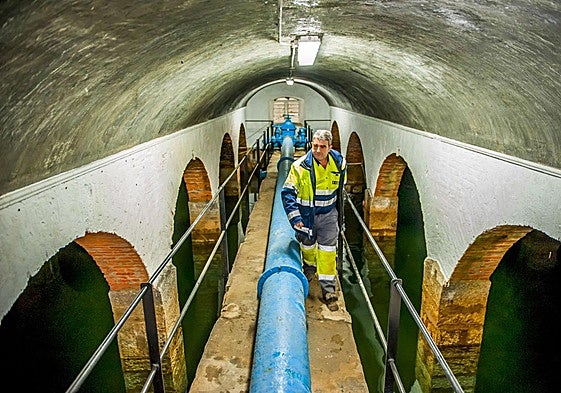 Un trabajador de Acuarbe en el depósito de agua de Guarnizo.