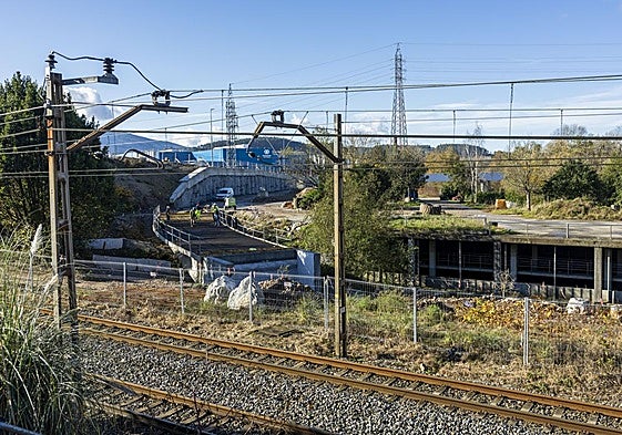 Operarios de la adjudicataria (SIEC) construyen el viaducto sobre el río, el enlace de la vía auxiliar con el trazado original a su paso por Barreda (Torrelavega).