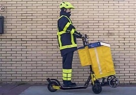 Un cartero se mueve en un «carro eléctrico de reparto».