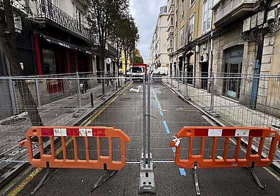 El tramo clausurado de la calle Ataúlfo Argenta, en Santander, entre los números 33 y 35.