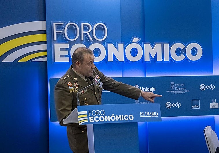 El general Víctor Bados: «La capacidad en defensa de un país lleva años, no se compra en un supermercado»