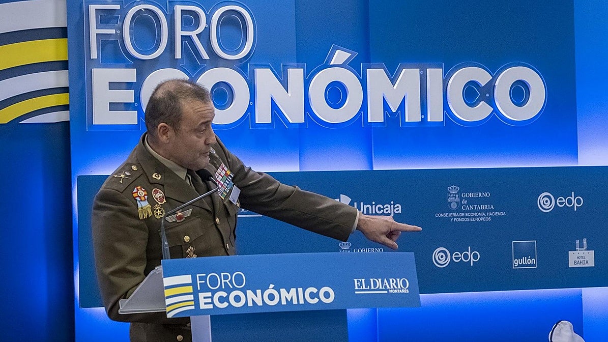 El general Víctor Bados: «La capacidad en defensa de un país lleva años, no se compra en un supermercado»