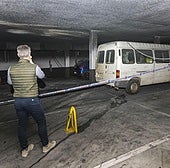 Un hombre, el martes, en el garaje de la calle José María Cossío, en El Alisal, donde se produjo el incendio.