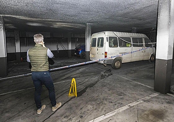 Un hombre, el martes, en el garaje de la calle José María Cossío, en El Alisal, donde se produjo el incendio.