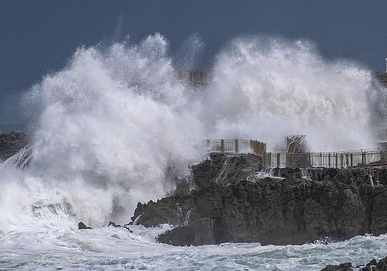 En la imagen, las olas rompen con fuerza en La Magdalena | En el vídeo, oleaje en la Virgen del Mar.