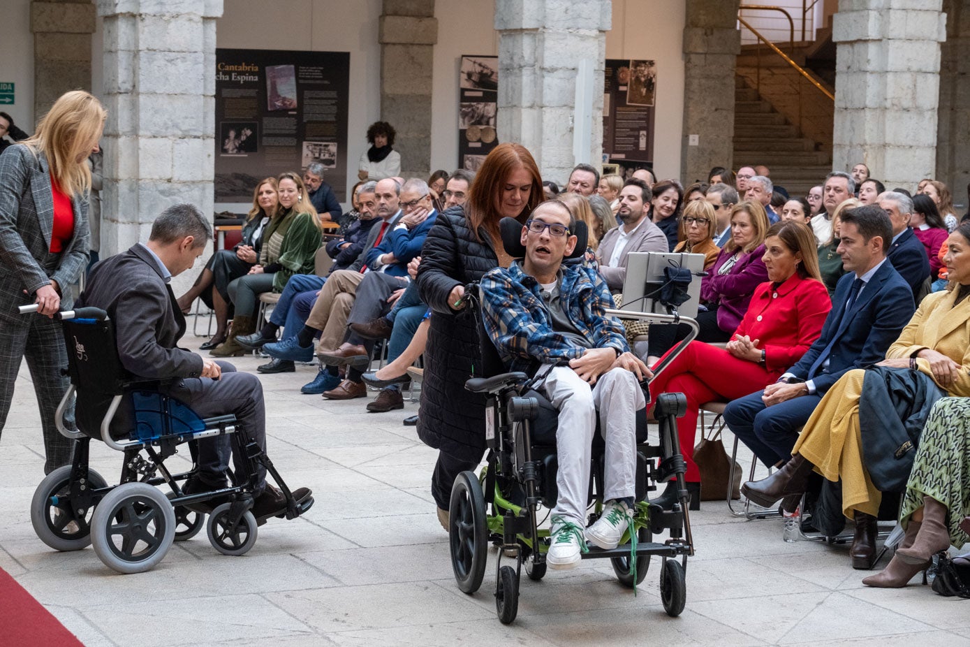 Los asistentes al acto han podido experimentar las «barreras» que sortean cada día las personas con discapacidad. 