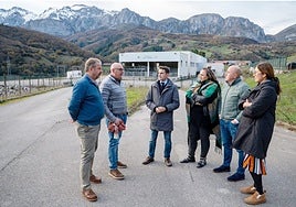 Casares se acercó hasta las instalaciones del matadero de Liébana y Peñarrubia, actualmente cerrado