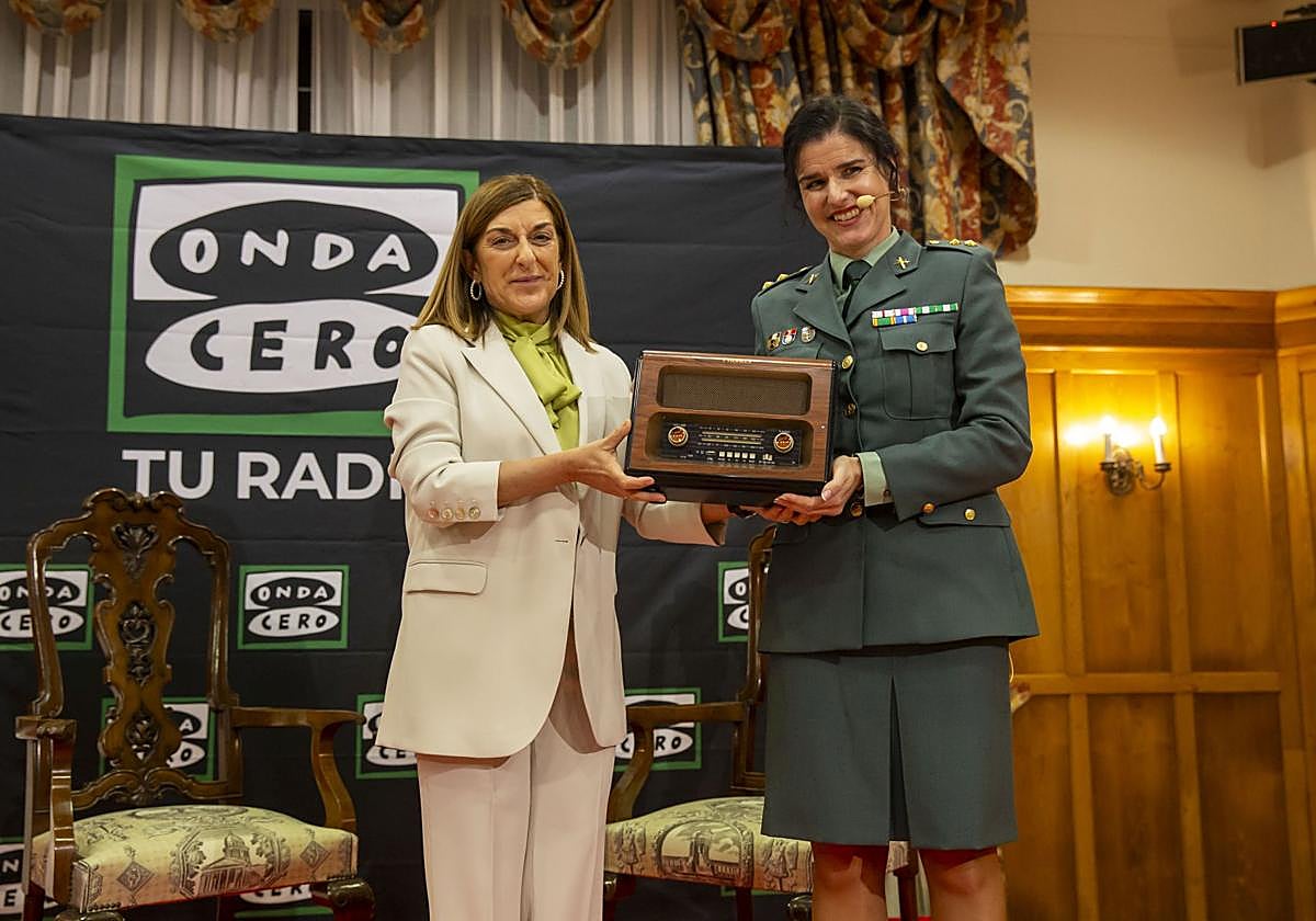 La presidenta, María José Sáenz de Buruaga, junto a la tenmiente coronel María Pilar Villasante