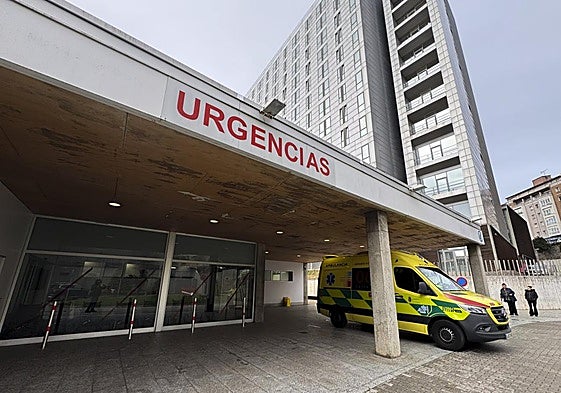 Entrada al servicio de Urgencias del Hospital Valdecilla, donde se espera una alta afluencia en los próximos días.