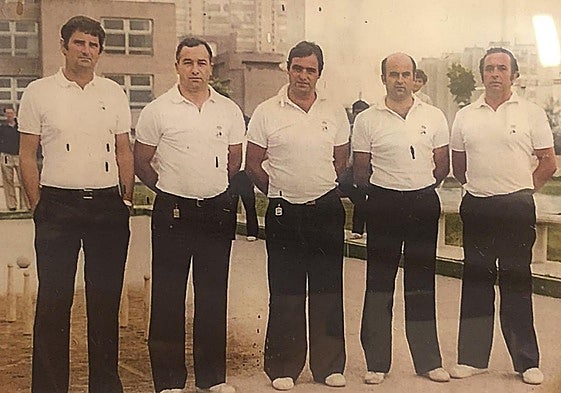 César Roiz, segundo por la derecha, en el equipo de bolos del Real Racing Club