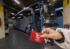Una viajera, con la nueva tarjeta de transporte unificado en la Estación de Autobuses de Santander. alberto aja