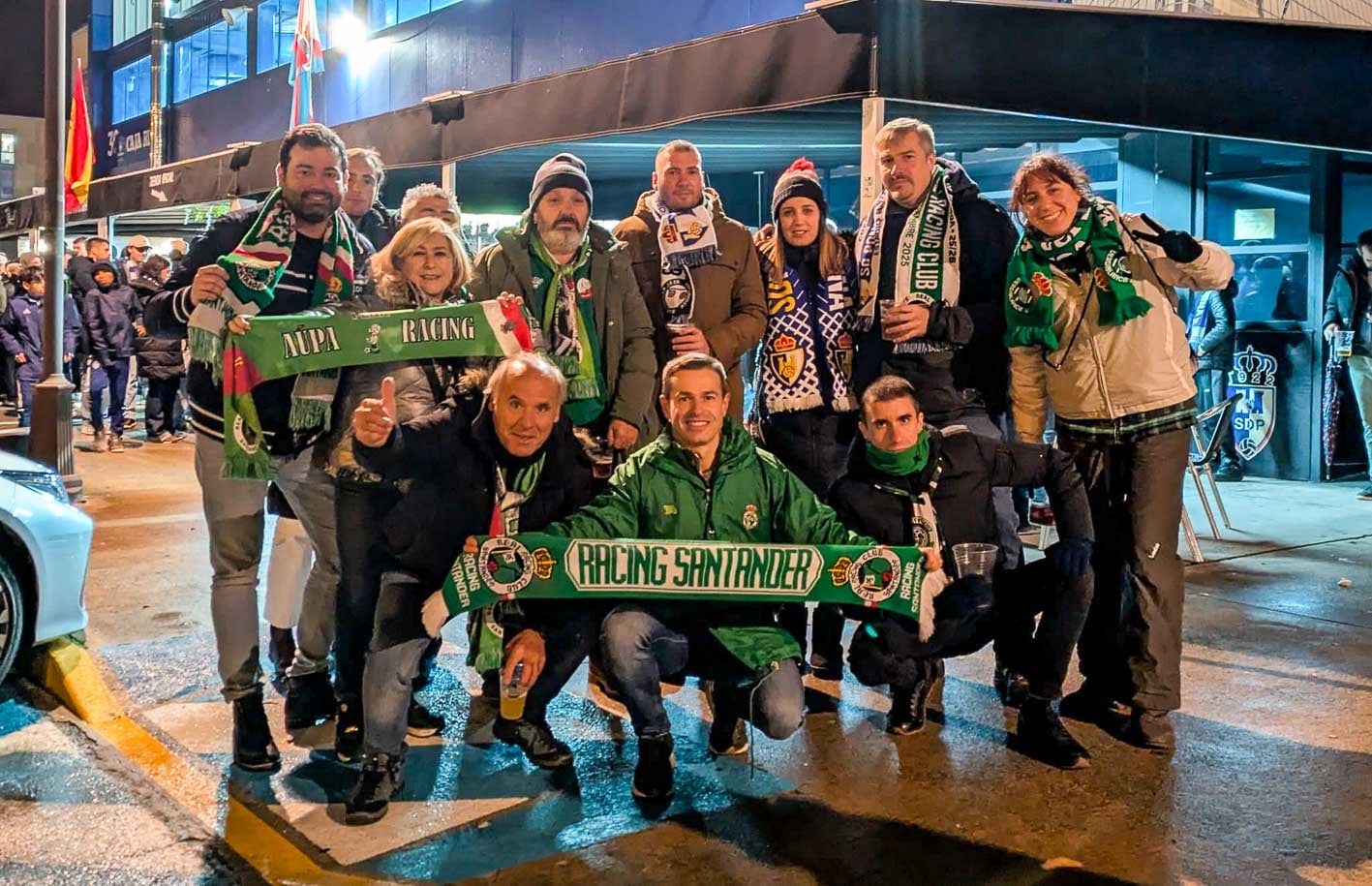 Varios racinguistas que acudieron a Ponferrada para el partido de Copa y después emprenderán viaje a Cádiz para ver el partido de Liga del domingo