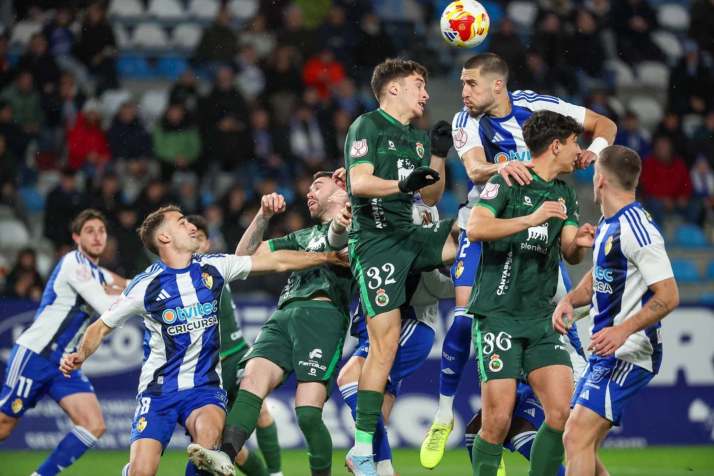 Salinas, ala izquierda, y Serio Martínez, a la derecha, saltan para cabecear un córner