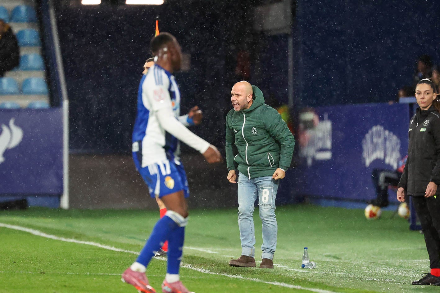 José Alberto da indicaciones a sus jugadores desde la banda