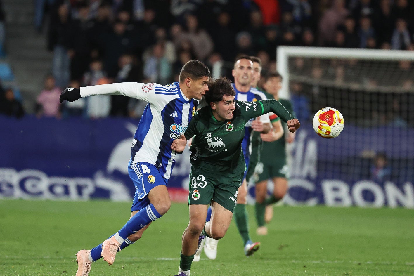 Santi Franco mete el cuerpo para llegar al balón ante un rival de la Ponferradina